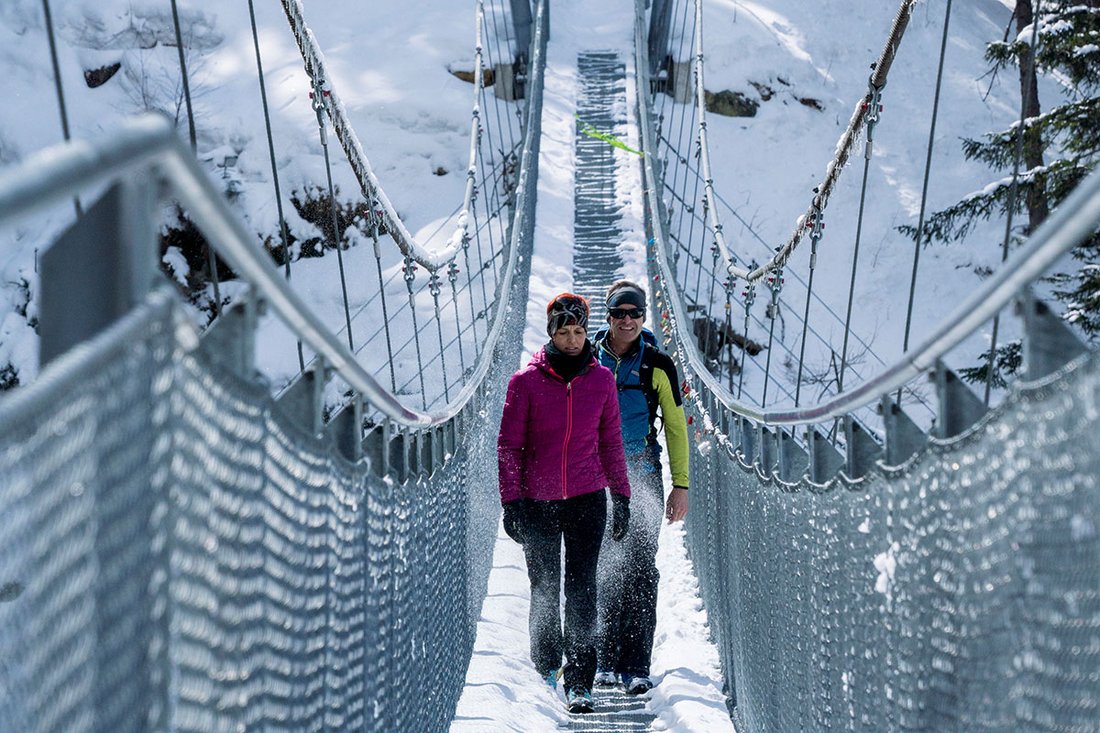 Winterwandern über die Hängebrücke